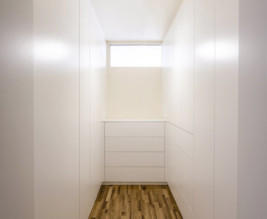 Begehbarer Schrank in weiss.