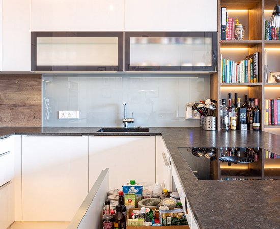 Moderne helle Küche mit Schubladen und Stauraum.