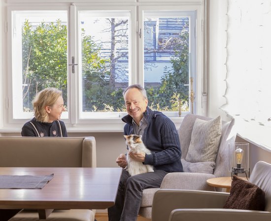 Familie Rubin im Esszimmer.